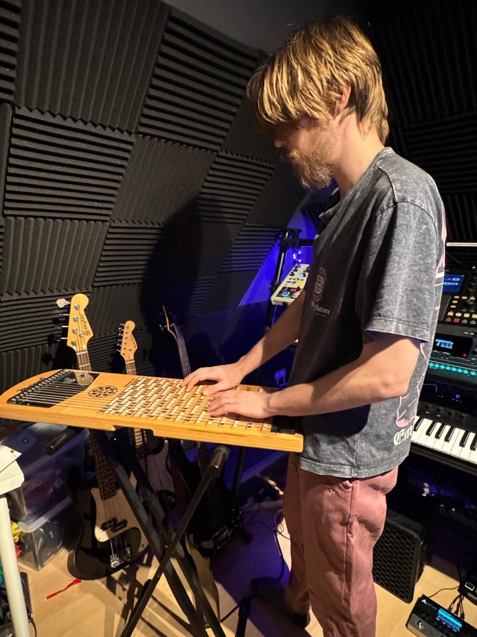 Fabian Burakowski spielt Harpejji in seinem Homestudio