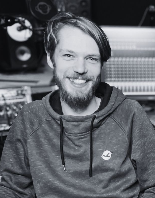 Porträt von Fabian Burakowski in seinem Tonstudio