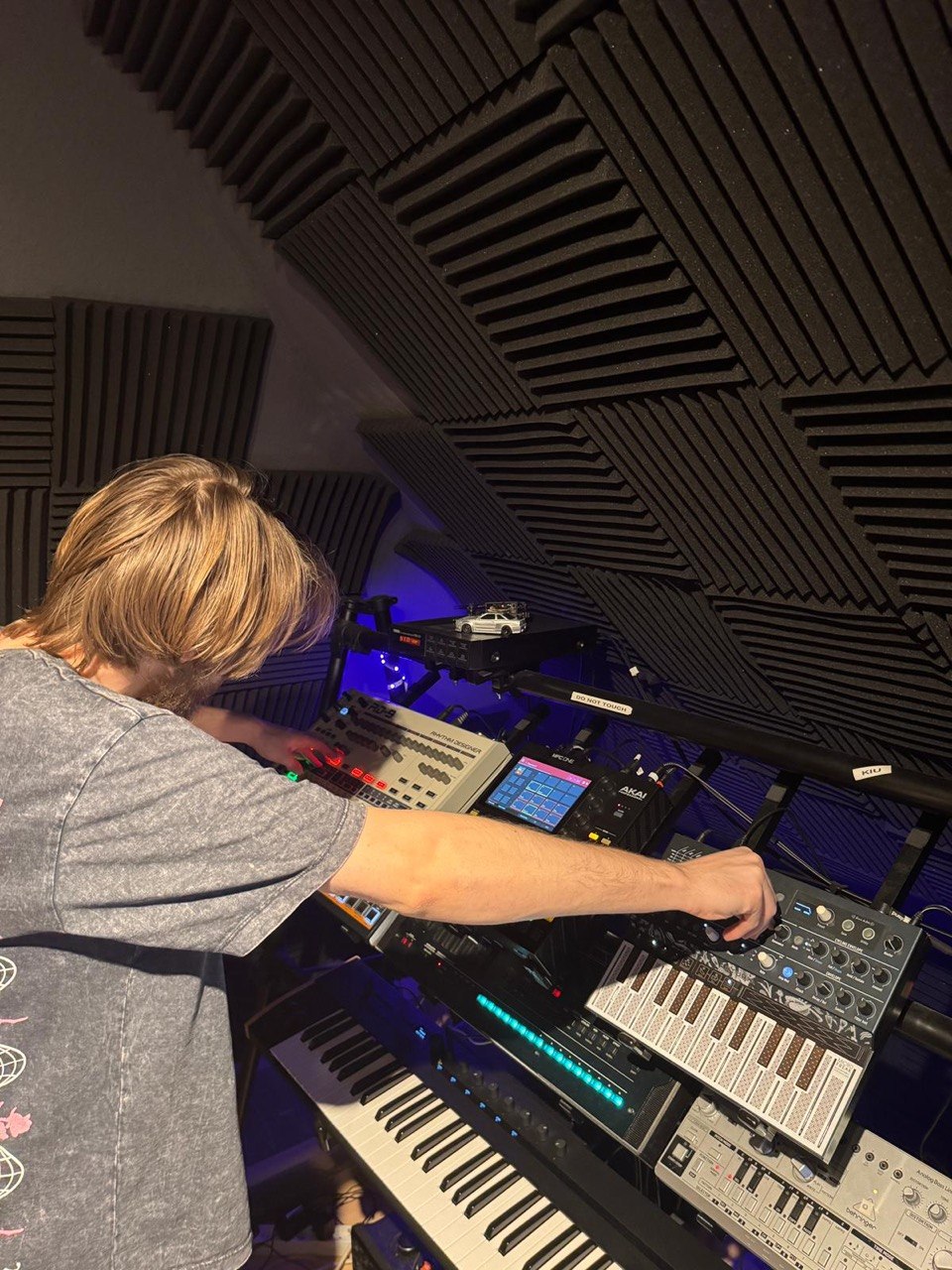 Fabian Burakowski formt einen Sound an seinem Synthesizer-Rack