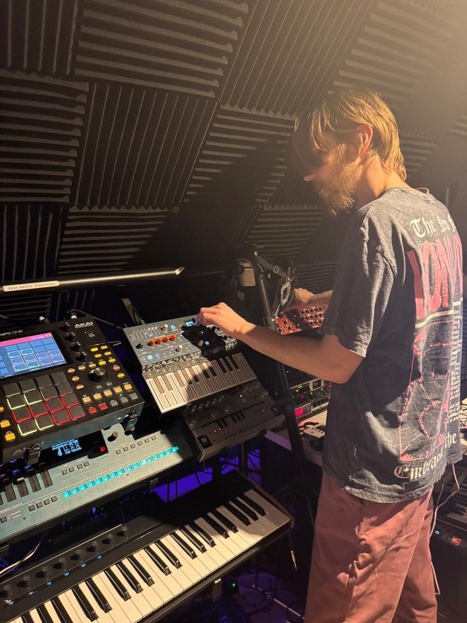 Fabian Burakowski arbeitet an Synthesizern in seinem Homestudio