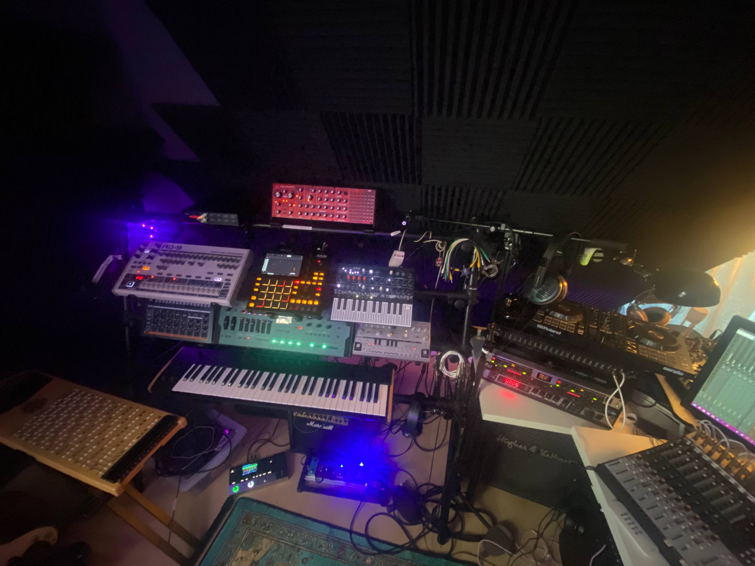 Fabians Homestudio mit Synthesizern, Drum Machines und Keyboard